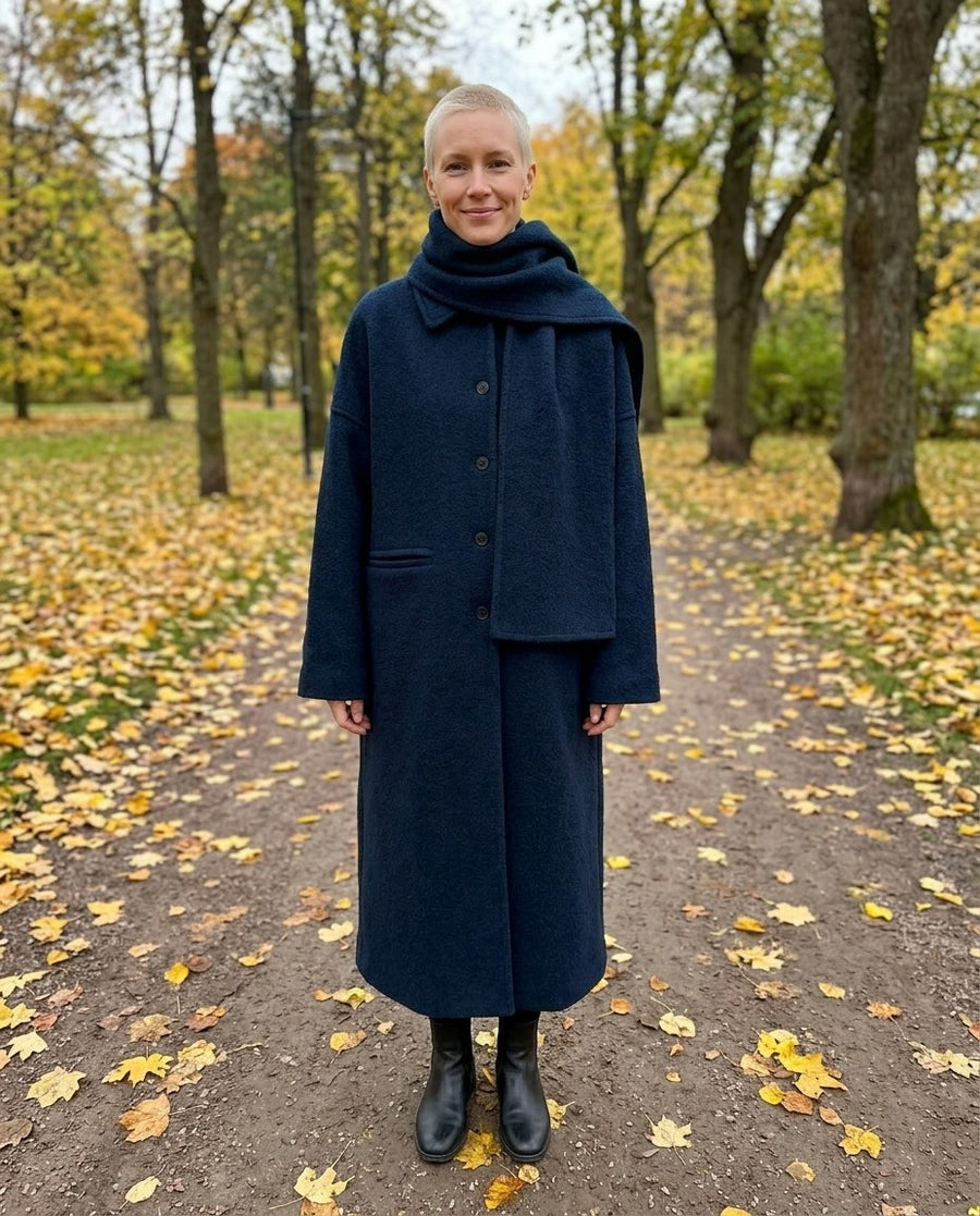 Ebba, kort kappa i ullmix med halsduk för dam i mörkblå, stylinginspiration i en höstpark