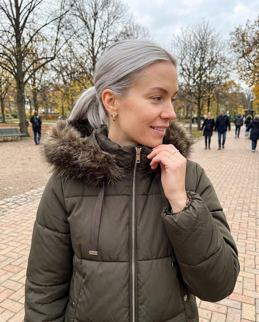 Ida, kort pufferjacka med fuskpälshuva för dam i khaki, stylinginspiration närbild på materialet