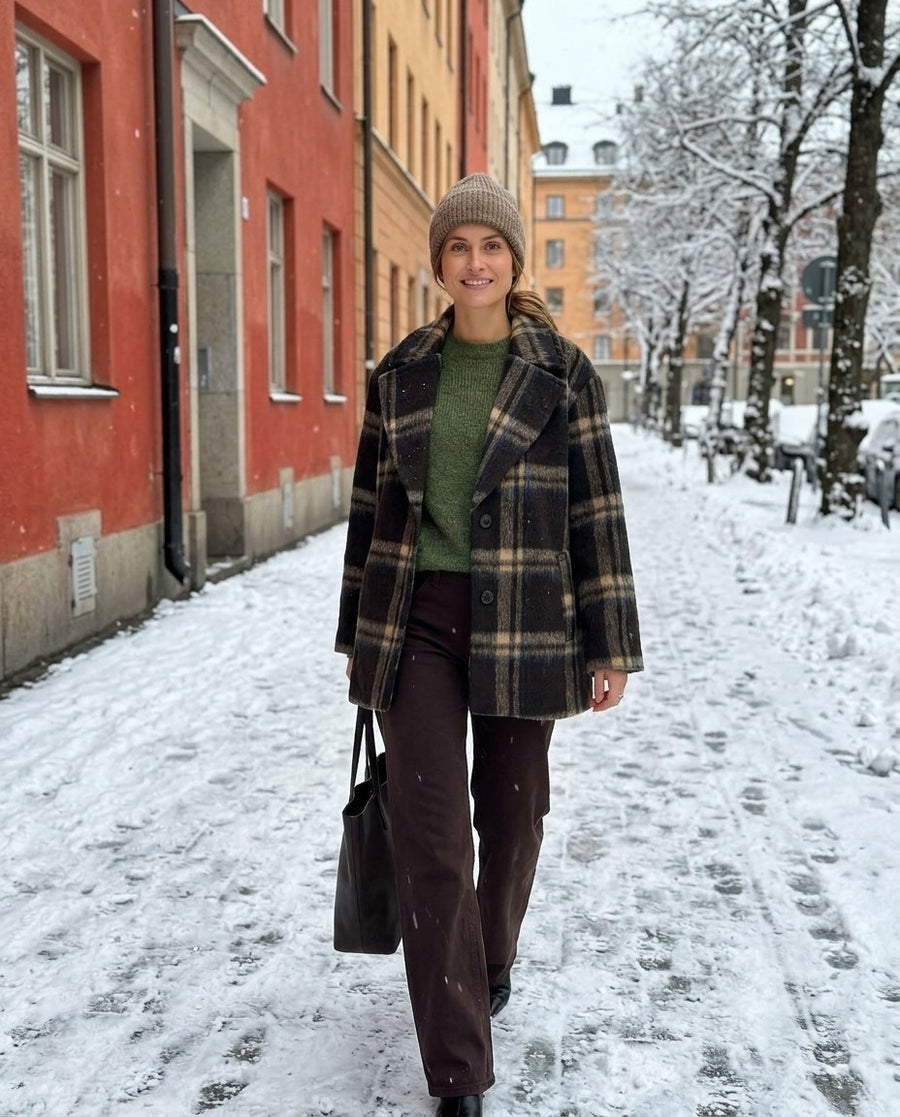 Hanna, kort rutig kappa för dam i brunrutig, stylinginspiration på en snöig gata