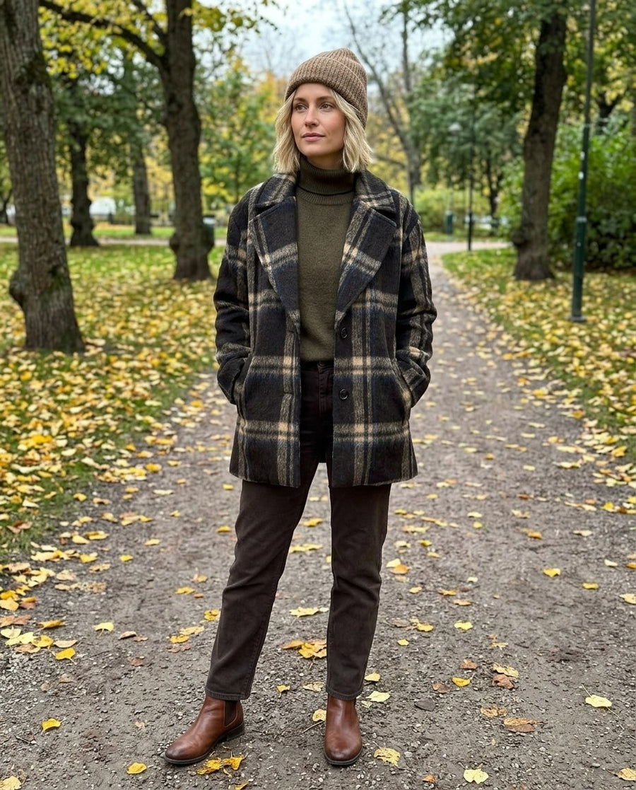 Hanna, kort rutig kappa för dam i brunrutig, stylinginspiration i en höstpark
