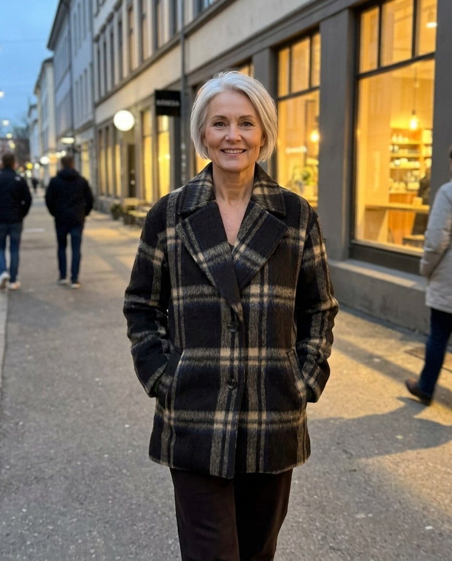 Hanna, kort rutig kappa för dam i brunrutig, stylinginspiration en kväll i stan