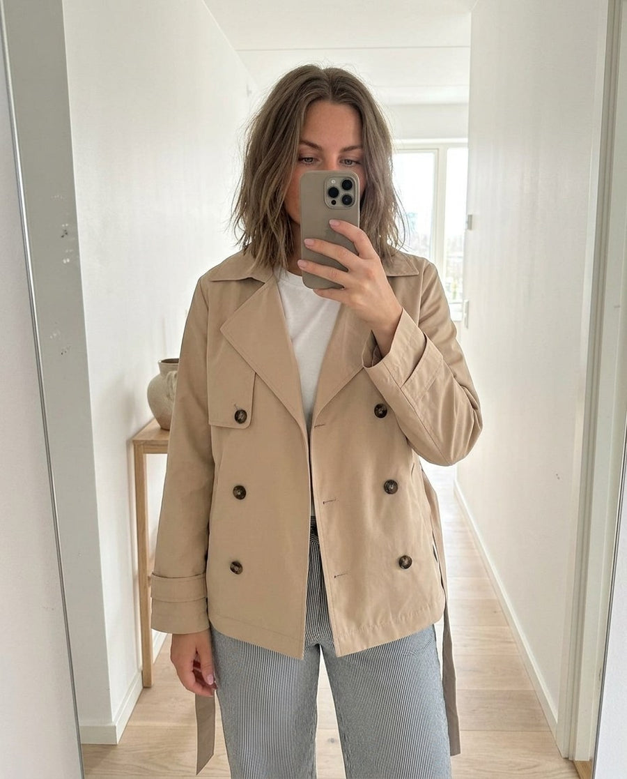 Trench Coat Dam, kort trench coat, stylinginspiration spegelbild i hallen