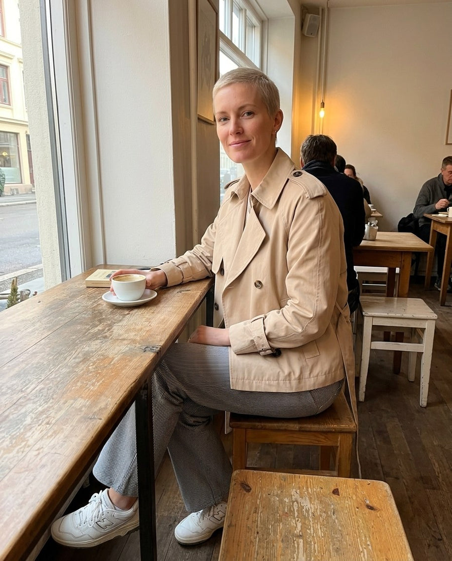 Trench Coat Dam, kort trench coat, stylinginspiration på ett kafé