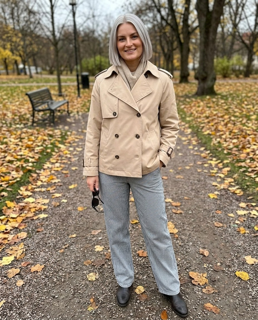 Trench Coat Dam, kort trench coat, stylinginspiration i en höstpark