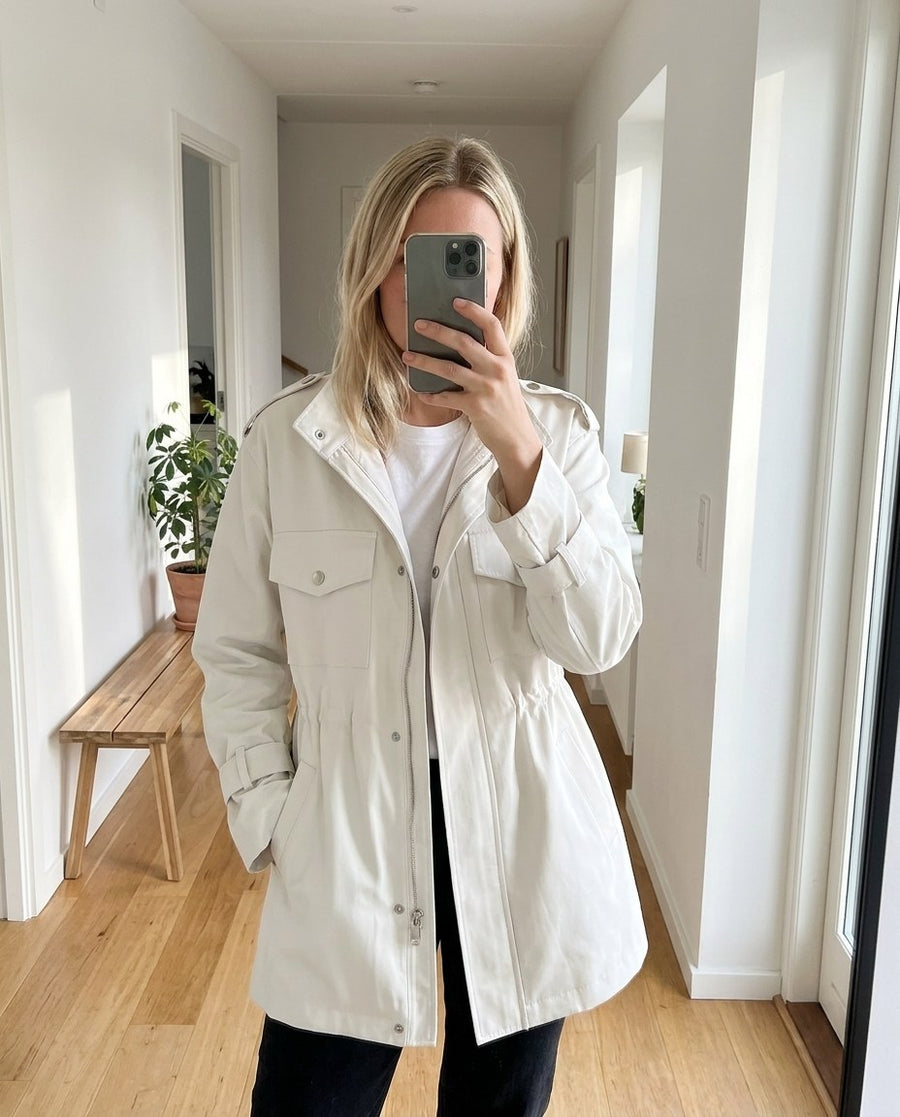 Clarisse, kort trenchcoat för dam i vit, stylinginspiration spegelbild i hallen