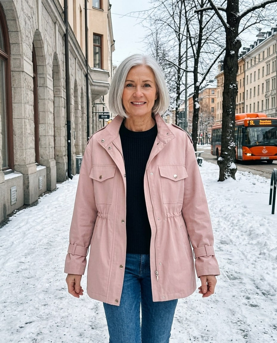 Clarisse, kort trenchcoat för dam i rosa, stylinginspiration på en snöig gata