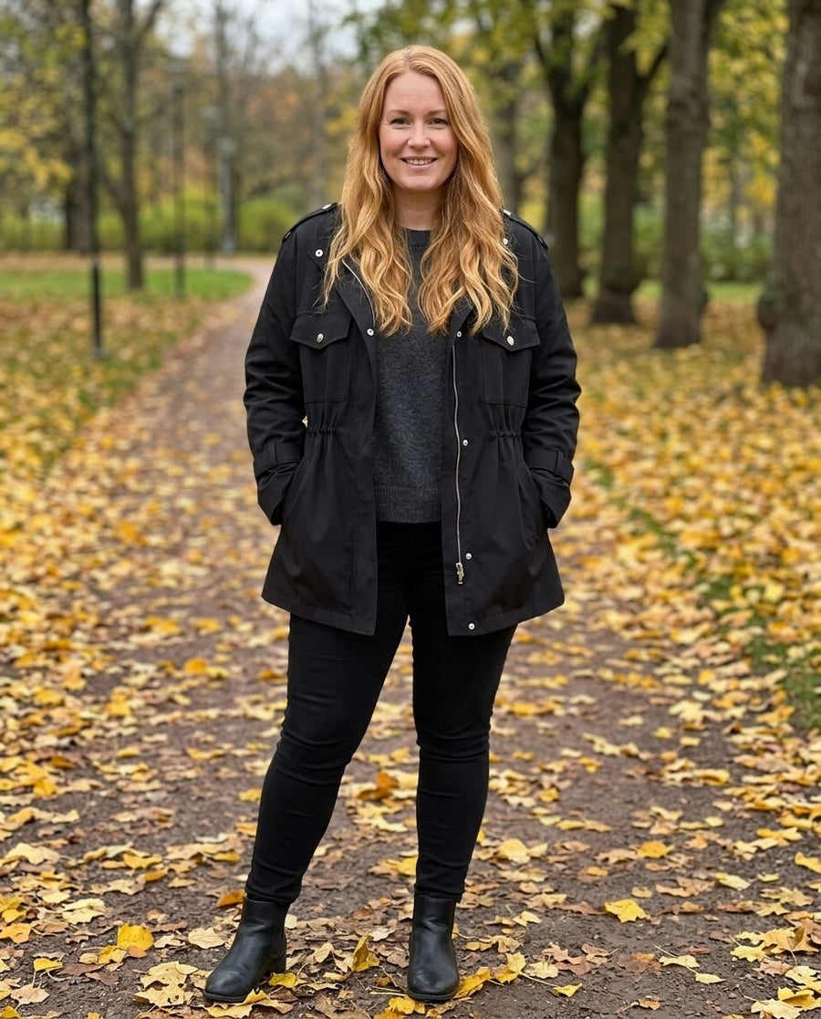 Clarisse, kort trenchcoat för dam i svart, stylinginspiration i en höstpark