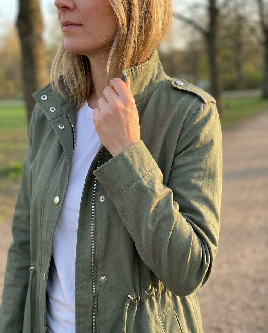 Clarisse, kort trenchcoat för dam i grön, stylinginspiration närbild på materialet