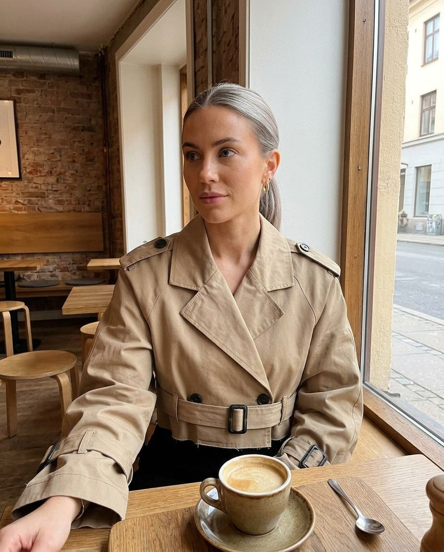 damjacka, kort trenchjacka i svart, stylinginspiration på ett kafé