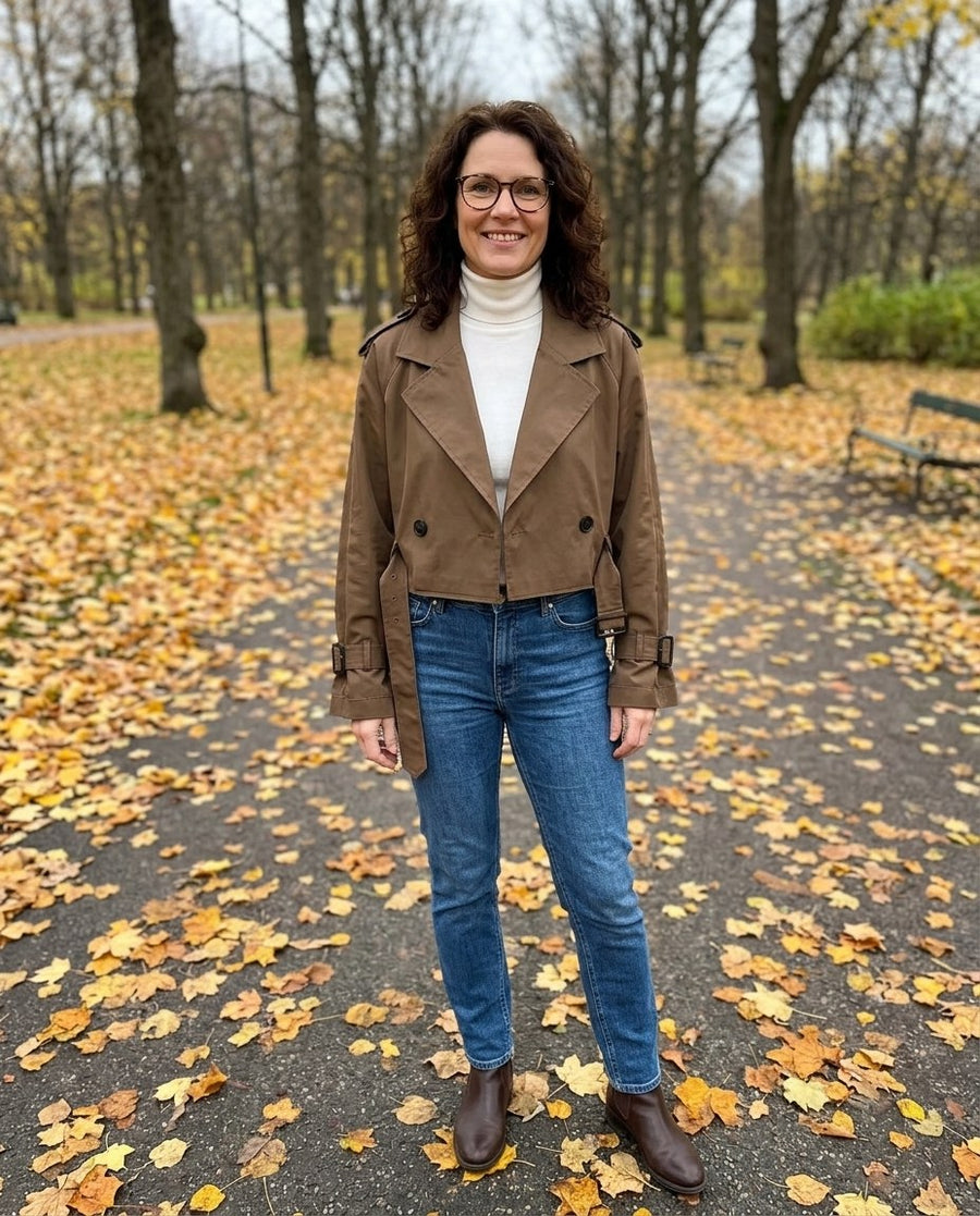 damjacka, kort trenchjacka i mörkbrun, stylinginspiration i en höstpark
