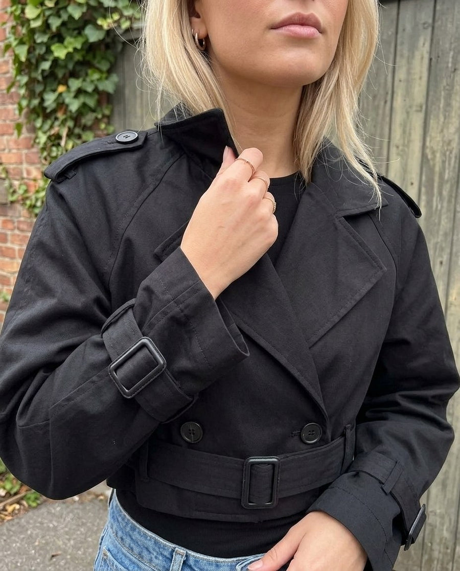 damjacka, kort trenchjacka i svart, stylinginspiration närbild på materialet