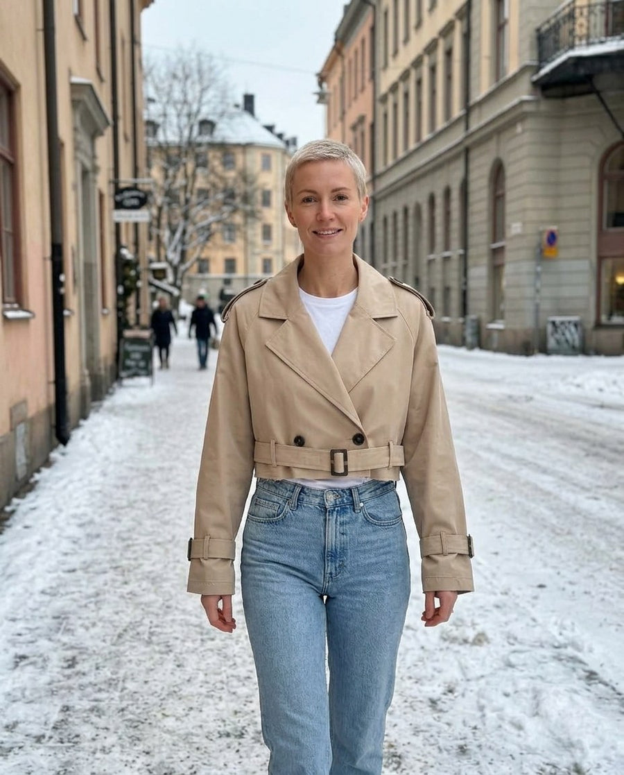 Beige dubbelknäppt kort Trenchjacka med skärp för kvinnor, kort trenchjacka, stylinginspiration på en snöig gata
