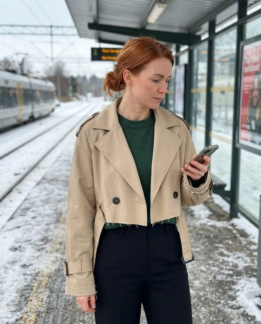 Beige dubbelknäppt kort Trenchjacka med skärp för kvinnor, kort trenchjacka, stylinginspiration på en perron