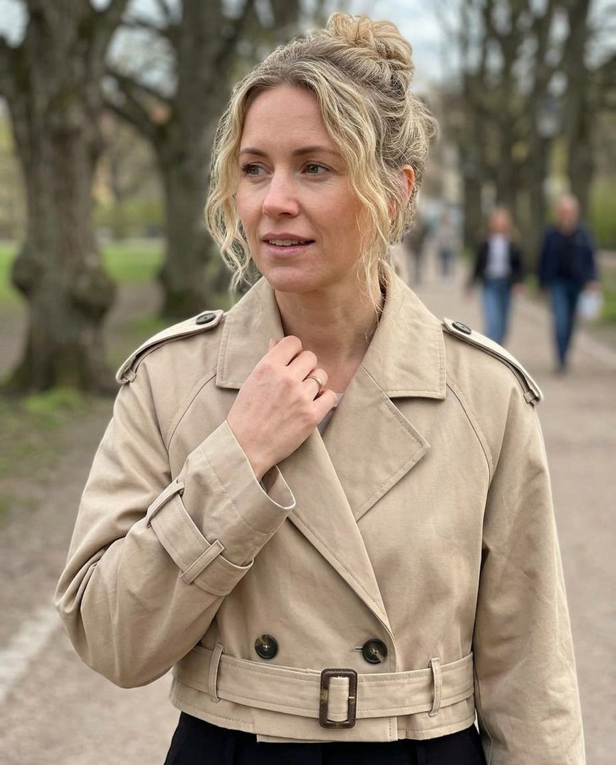 Beige dubbelknäppt kort Trenchjacka med skärp för kvinnor, kort trenchjacka, stylinginspiration närbild på materialet