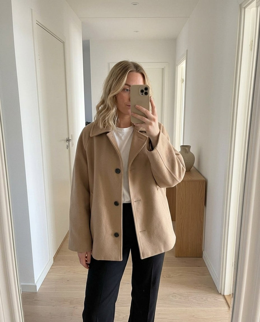 Kort ullkappa | enkelknäppt | lös passform | rymlig ullkappa | ulltrenchcoat dam, kort ullkappa | enkelknäppt | lös passform | rymlig ullkappa | ulltrenchcoat dam i beige, stylinginspiration spegelbild i hallen