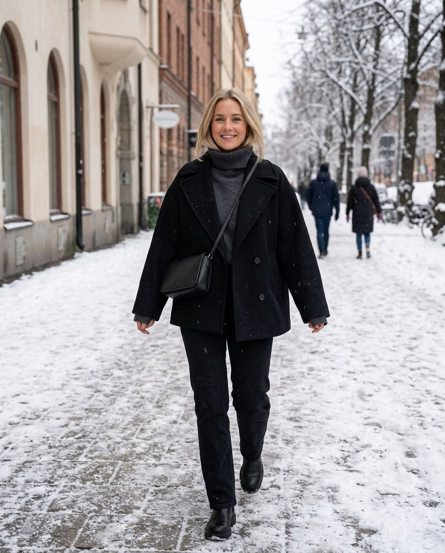Kort ullkappa | enkelknäppt | lös passform | rymlig ullkappa | ulltrenchcoat dam, kort ullkappa | enkelknäppt | lös passform | rymlig ullkappa | ulltrenchcoat dam i svart, stylinginspiration på en snöig gata