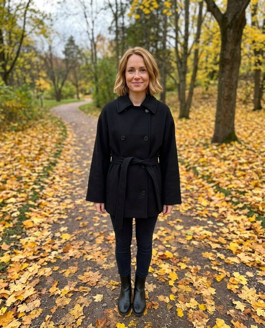 Kort ullkappa | enkelknäppt | lös passform | rymlig ullkappa | ulltrenchcoat dam, kort ullkappa | enkelknäppt | lös passform | rymlig ullkappa | ulltrenchcoat dam i svart, stylinginspiration i en höstpark