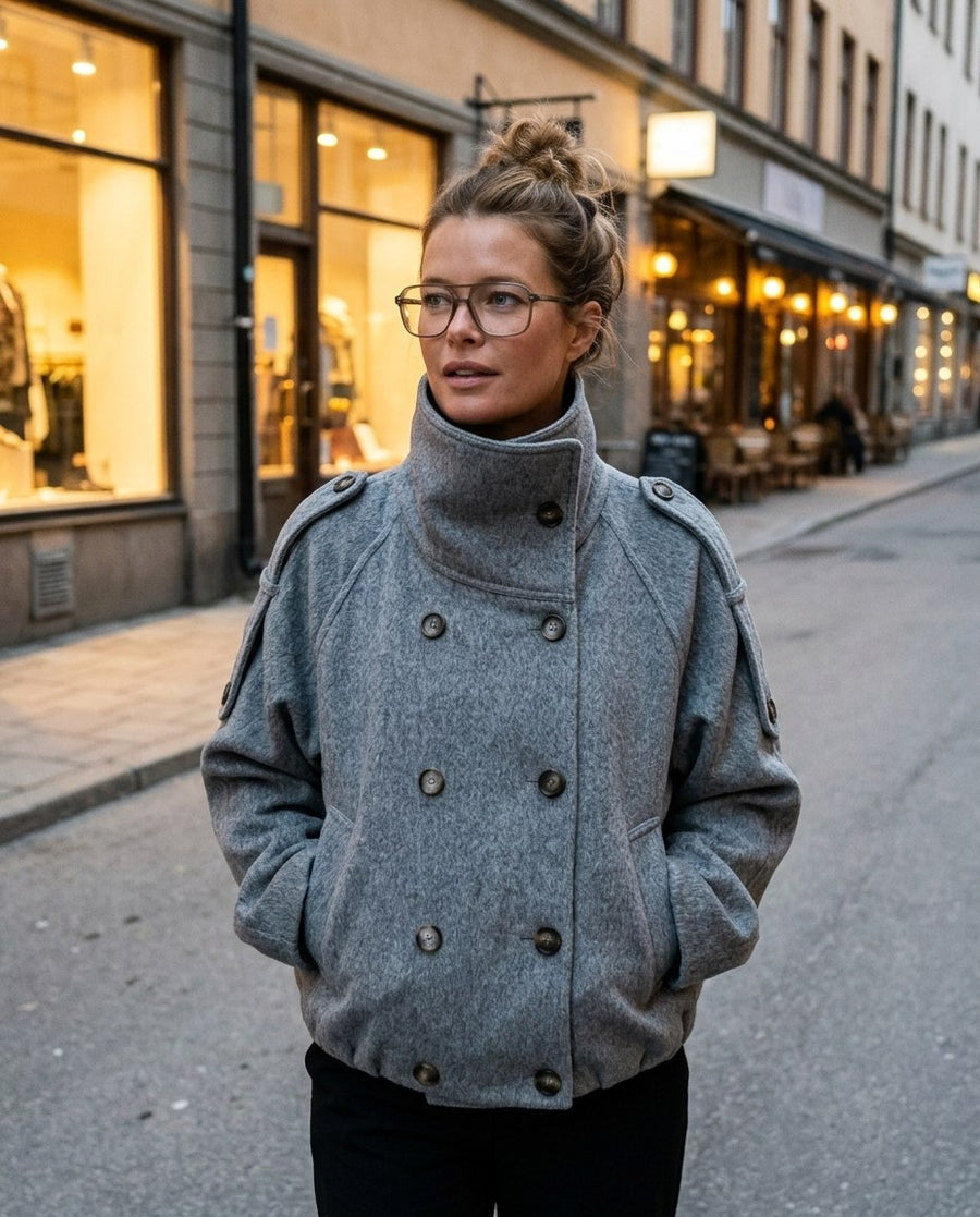 Kvällspromenad i stan i kort grå jacka med hög krage