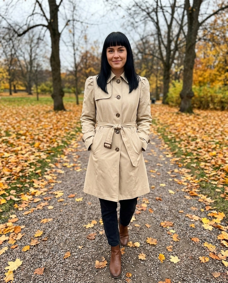 Kvinnors Trenchcoat med Nutida Formgivning, kvinnors trenchcoat med nutida formgivning i rosa, stylinginspiration i en höstpark