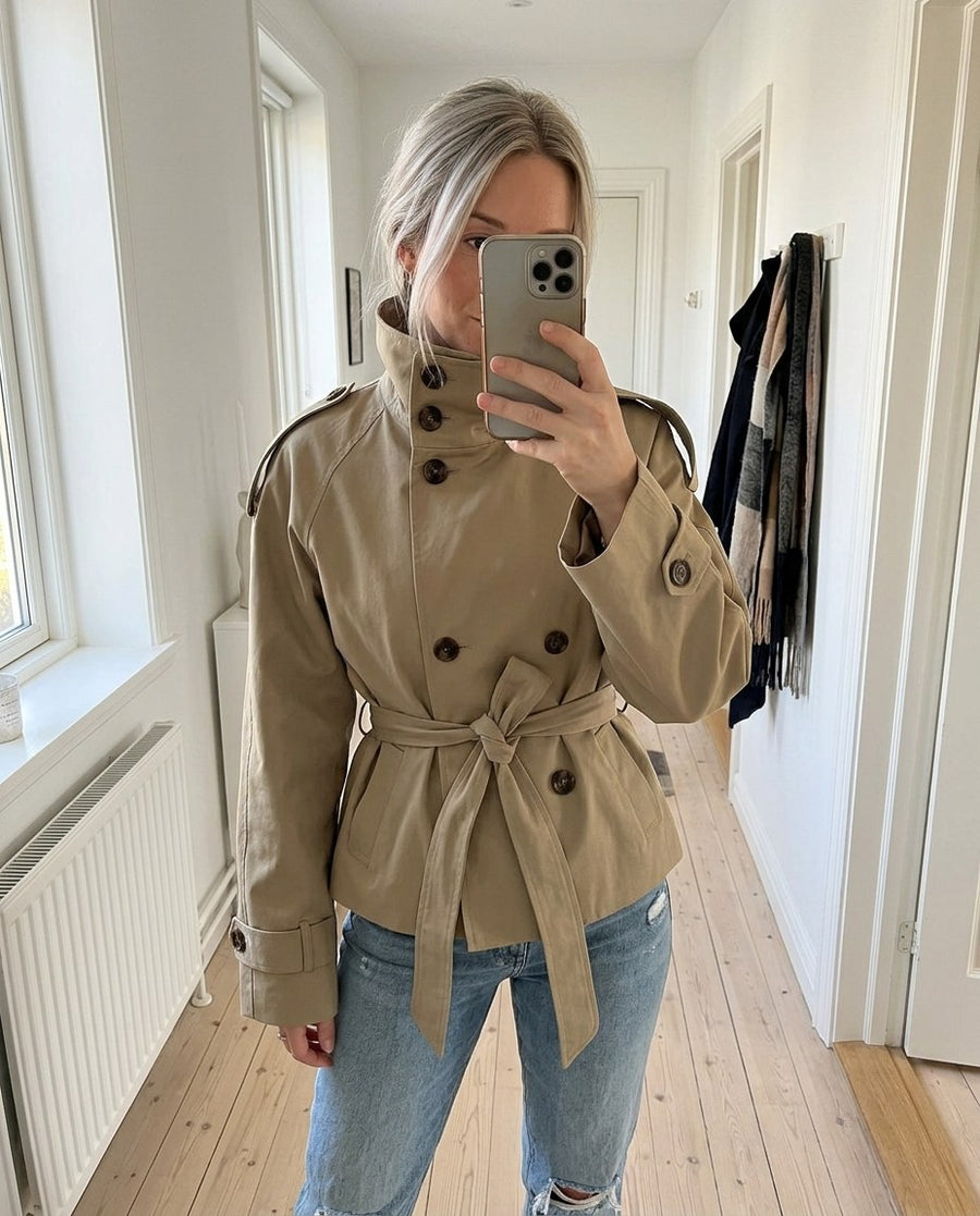 Kvinnors Kroppsnära Trenchcoat med Användbara Fickor, kvinnors kroppsnära trenchcoat med användbara fickor i ljusbrun, stylinginspiration spegelbild i hallen