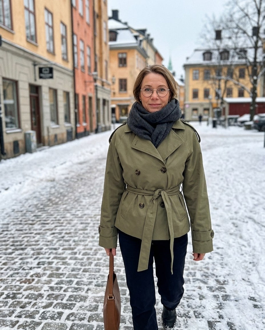 Kvinnors Kroppsnära Trenchcoat med Användbara Fickor, kvinnors kroppsnära trenchcoat med användbara fickor i grön, stylinginspiration på en snöig gata