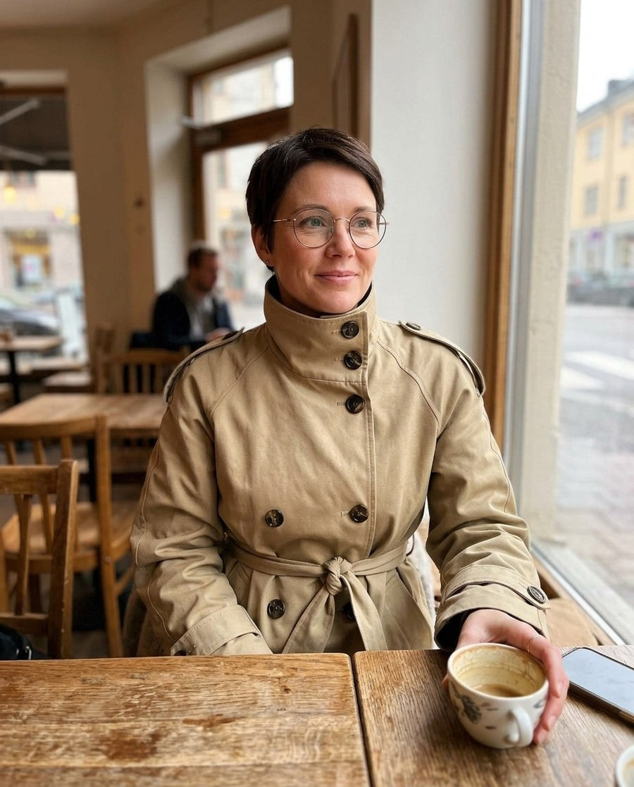 Kvinnors Kroppsnära Trenchcoat med Användbara Fickor, kvinnors kroppsnära trenchcoat med användbara fickor i ljusbrun, stylinginspiration på ett kafé