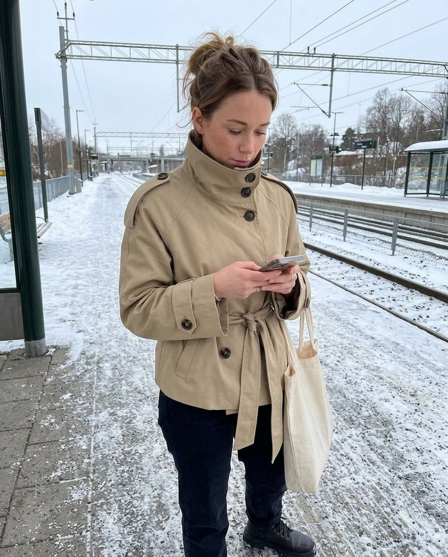Kvinnors Kroppsnära Trenchcoat med Användbara Fickor, kvinnors kroppsnära trenchcoat med användbara fickor i grön, stylinginspiration på en perron