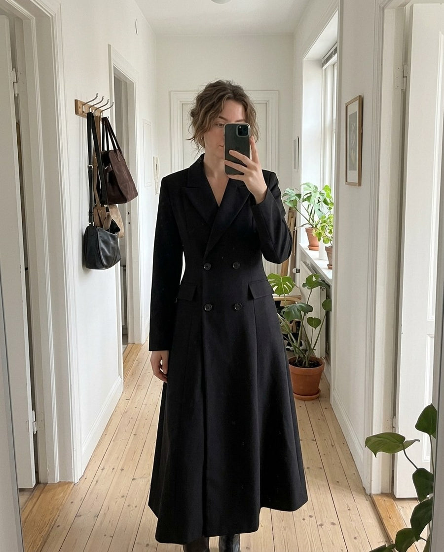 Kvinnors Lång Trenchcoat med Traditionell Dubbelknäppning, kvinnors lång trenchcoat med traditionell dubbelknäppning i svart, stylinginspiration spegelbild i hallen