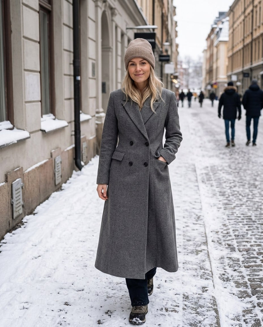 Kvinnors Lång Trenchcoat med Traditionell Dubbelknäppning, kvinnors lång trenchcoat med traditionell dubbelknäppning i grå, stylinginspiration på en snöig gata