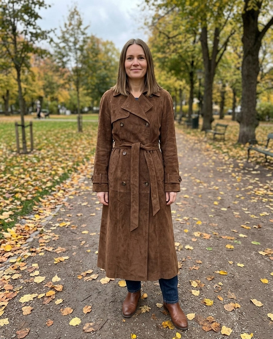 Kvinnors Lång Trench Coat i Brunt för Höst & Vinter, kvinnors lång trench coat i brunt för höst & vinter, stylinginspiration i en höstpark