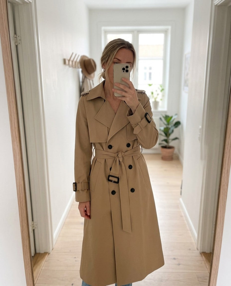 Kvinnors Snygga Trenchcoat för Vårsäsongen, kvinnors snygga trenchcoat för vårsäsongen i brun, stylinginspiration spegelbild i hallen
