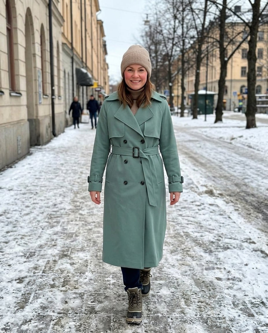 Kvinnors Snygga Trenchcoat för Vårsäsongen, kvinnors snygga trenchcoat för vårsäsongen i grön, stylinginspiration på en snöig gata