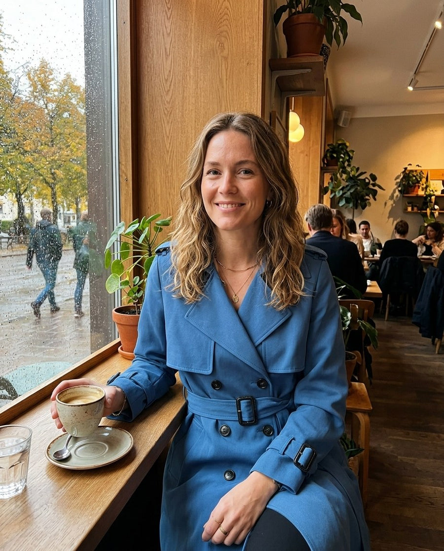 Kvinnors Snygga Trenchcoat för Vårsäsongen, kvinnors snygga trenchcoat för vårsäsongen i blå, stylinginspiration på ett kafé