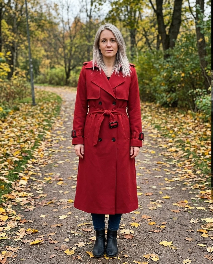 Kvinnors Snygga Trenchcoat för Vårsäsongen, kvinnors snygga trenchcoat för vårsäsongen i röd, stylinginspiration i en höstpark