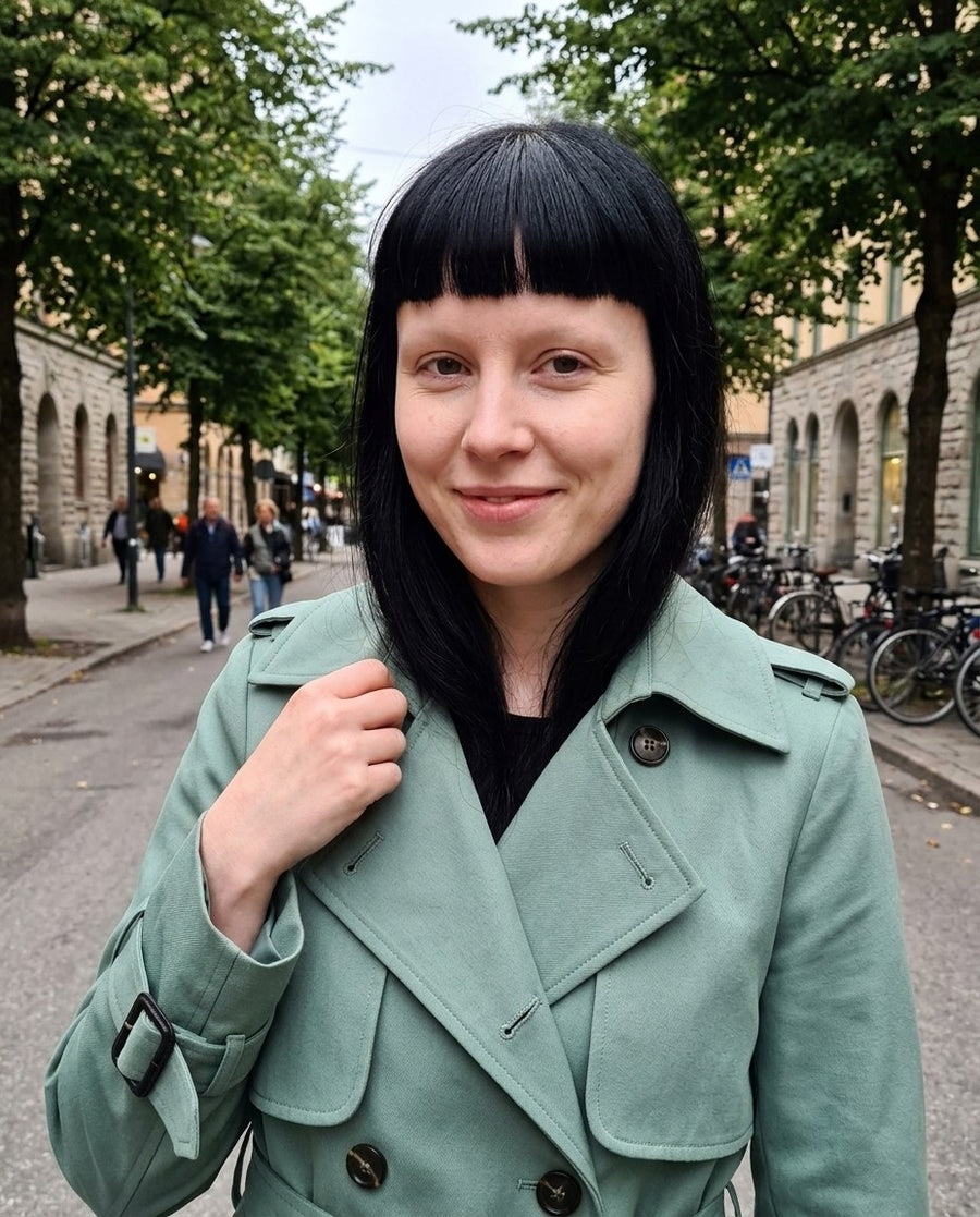 Kvinnors Snygga Trenchcoat för Vårsäsongen, kvinnors snygga trenchcoat för vårsäsongen i grön, stylinginspiration närbild på materialet