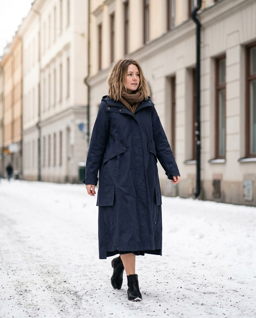 Kvinnors Trenchcoat med Luvhuva och Blixtlås, kvinnors trenchcoat med luvhuva och blixtlås i blå, stylinginspiration på en snöig gata