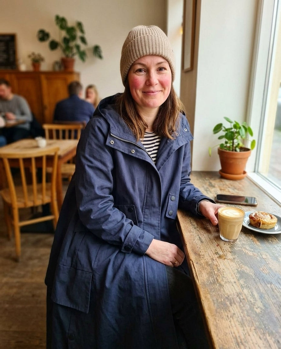 Kvinnors Trenchcoat med Luvhuva och Blixtlås, kvinnors trenchcoat med luvhuva och blixtlås i brun, stylinginspiration på ett kafé