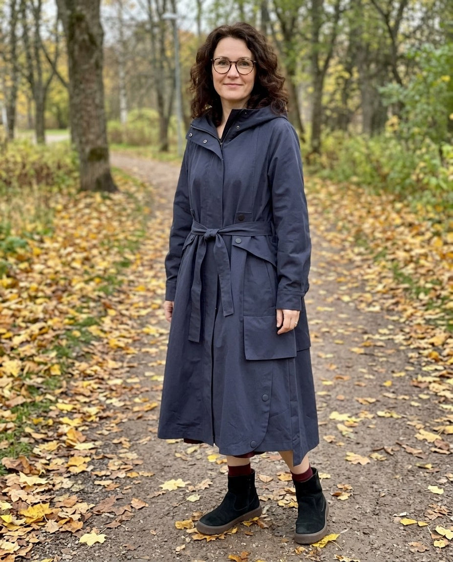Kvinnors Trenchcoat med Luvhuva och Blixtlås, kvinnors trenchcoat med luvhuva och blixtlås i blå, stylinginspiration i en höstpark