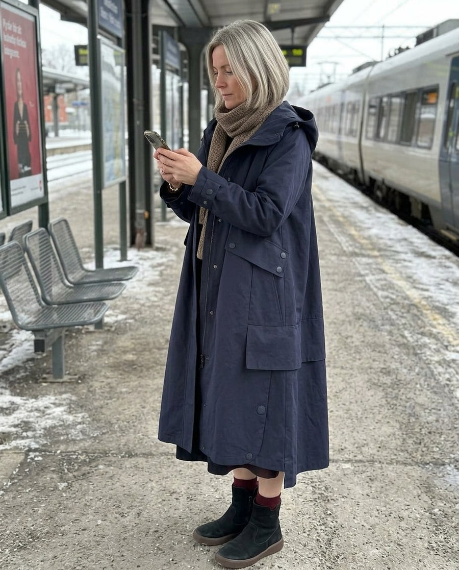 Kvinnors Trenchcoat med Luvhuva och Blixtlås, kvinnors trenchcoat med luvhuva och blixtlås i blå, stylinginspiration på en perron