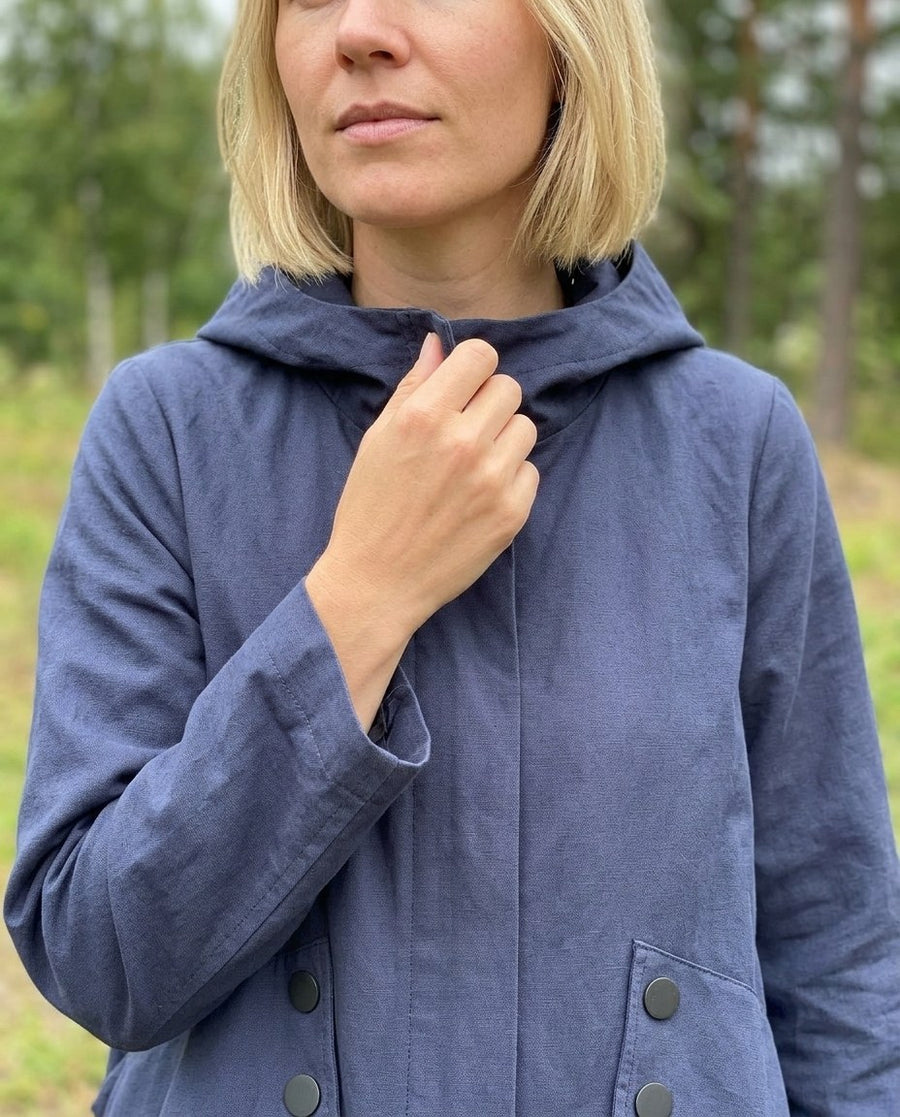 Kvinnors Trenchcoat med Luvhuva och Blixtlås, kvinnors trenchcoat med luvhuva och blixtlås i blå, stylinginspiration närbild på materialet