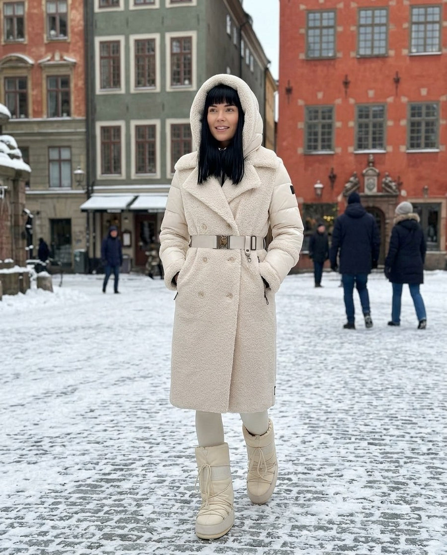 Sigrid, lång 2-i-1-kappa i teddy med avtagbar innerjacka för dam i gräddvit, stylinginspiration på en snöig gata