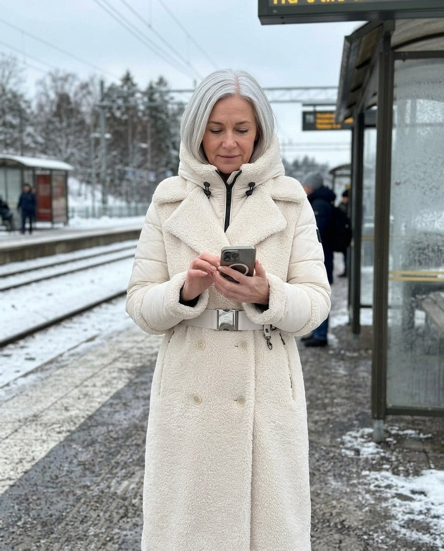 Sigrid, lång 2-i-1-kappa i teddy med avtagbar innerjacka för dam i gräddvit, stylinginspiration på en perron