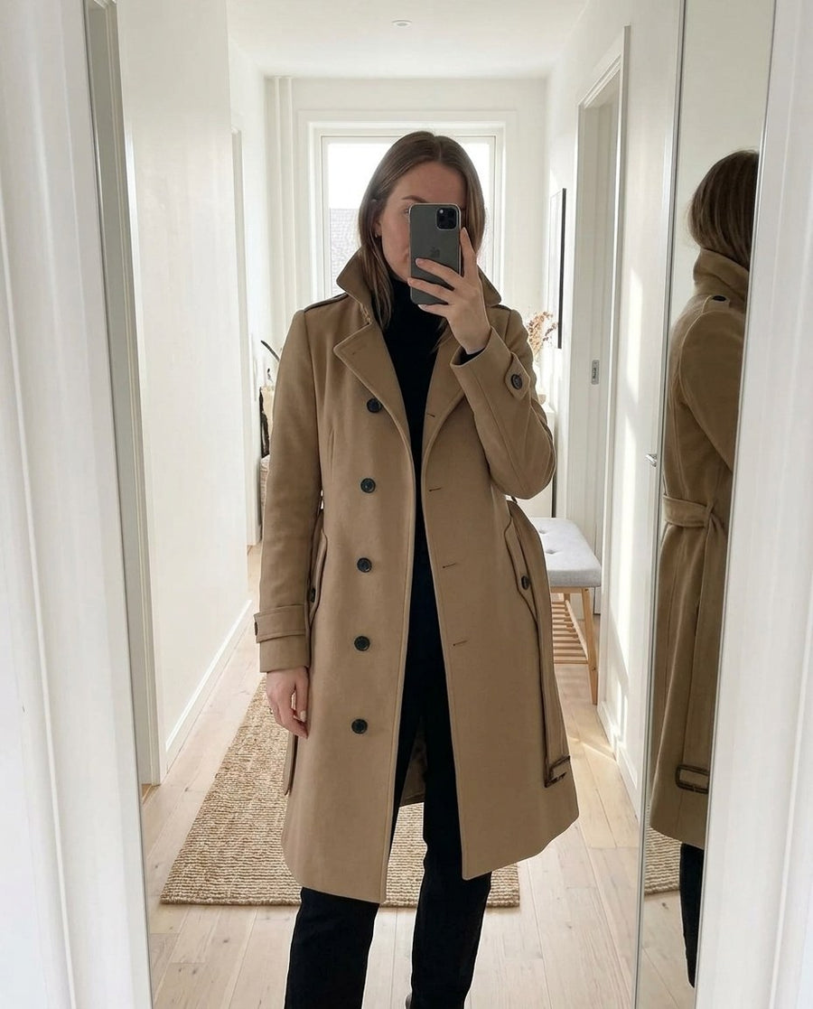 Alicia, lång midjesmal trenchcoat i khaki, stylinginspiration spegelbild i hallen