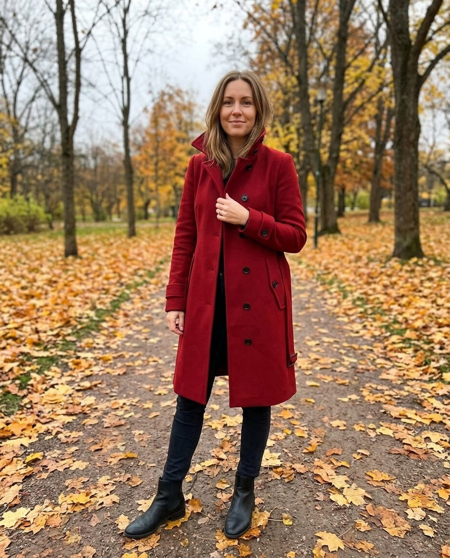 Alicia, lång midjesmal trenchcoat i röd, stylinginspiration i en höstpark