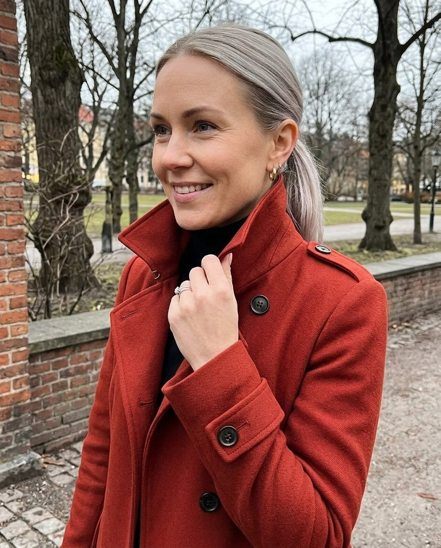 Alicia, lång midjesmal trenchcoat i röd, stylinginspiration närbild på materialet