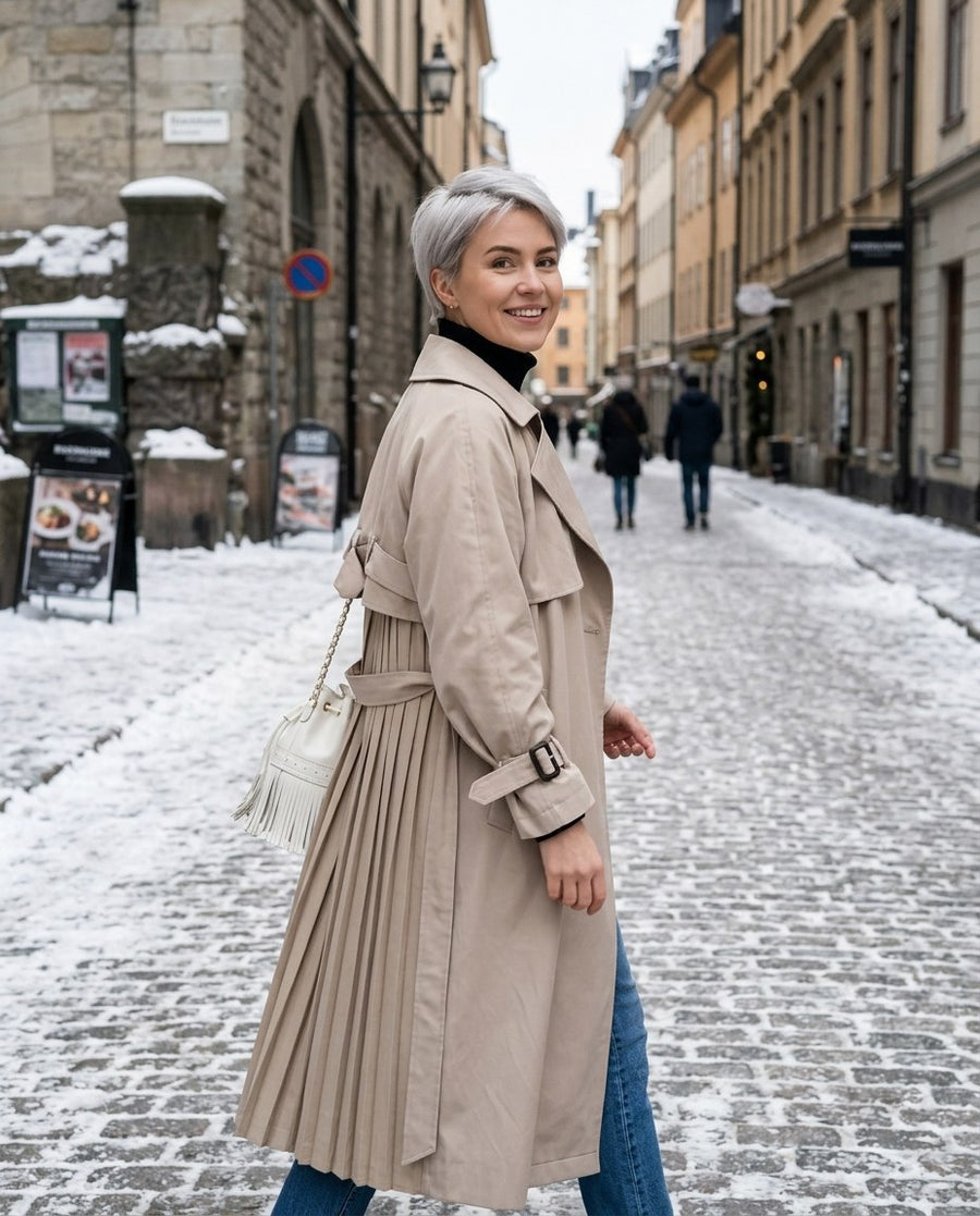 Enkelknäppt Beige Vattentät Trench Coat för kvinnor, lång trench coat i beige, stylinginspiration på en snöig gata