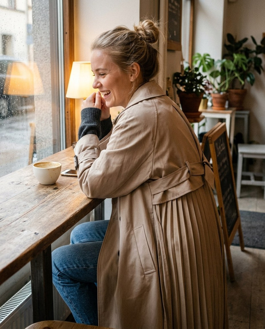 Enkelknäppt Beige Vattentät Trench Coat för kvinnor, lång trench coat i beige, stylinginspiration på ett kafé