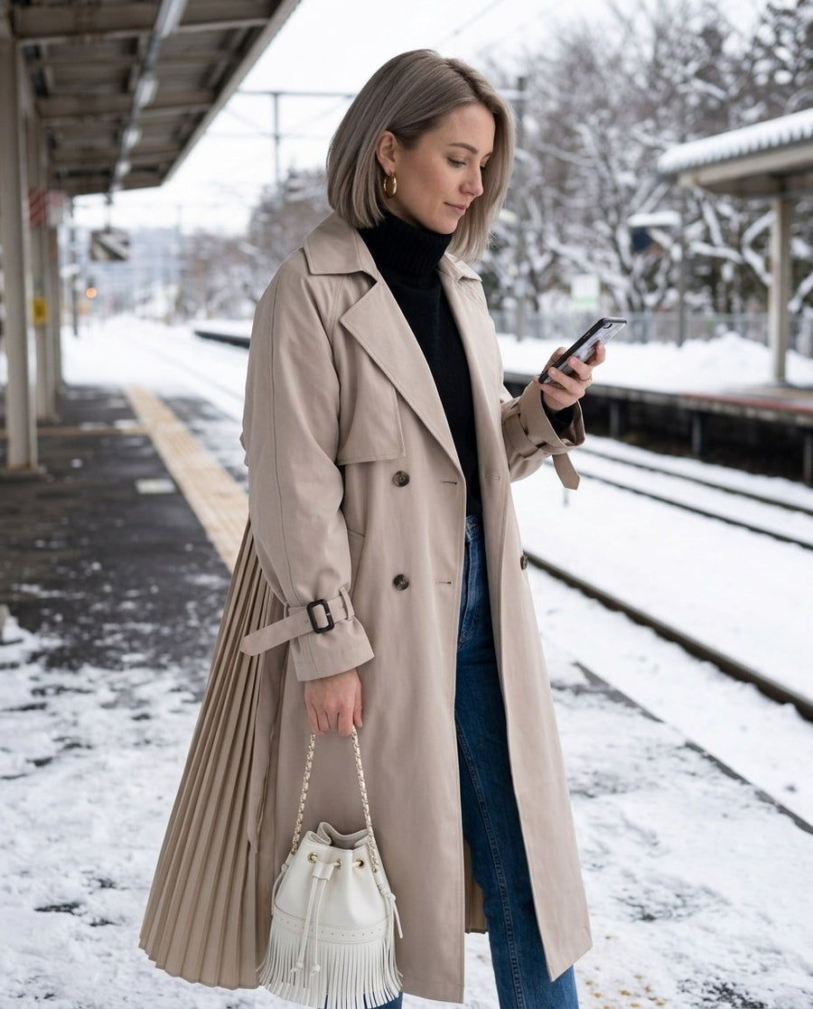 Enkelknäppt Beige Vattentät Trench Coat för kvinnor, lång trench coat i beige, stylinginspiration på en perron
