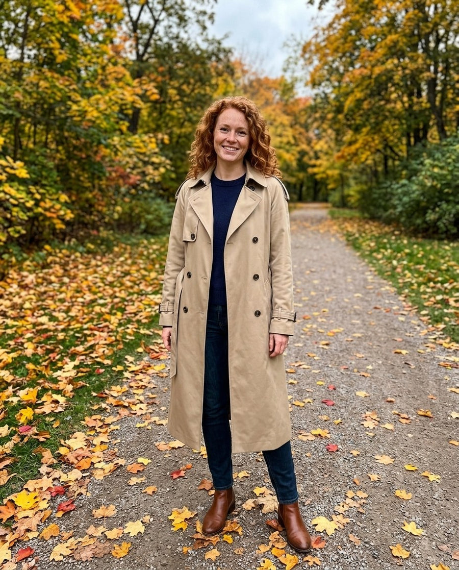 Fiona, lång trenchcoat i beige, stylinginspiration i en höstpark