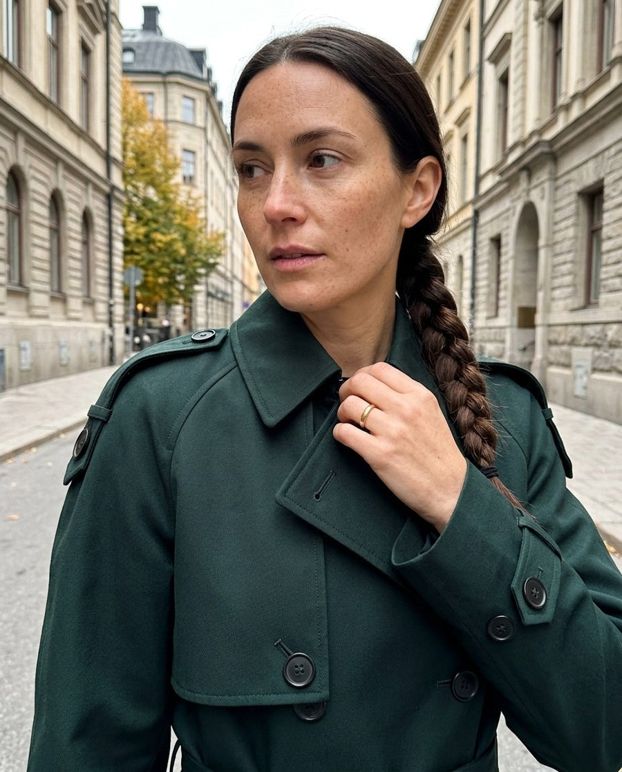 Fiona, lång trenchcoat i mörkgrön, stylinginspiration närbild på materialet